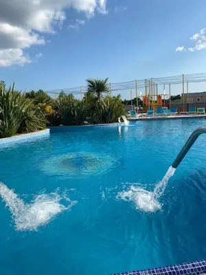 Piscine de l'établissement Mobil Home 5 personnes - Camping *** Les Ollivaud- ou située à proximité
