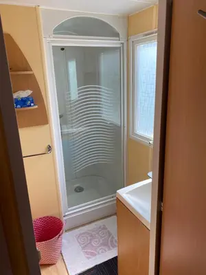 Salle de bains dans l'établissement Mobil Home 5 personnes - Camping *** Les Ollivaud-