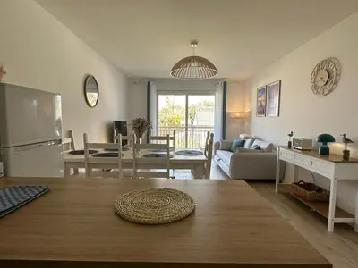 Coin salon dans l'établissement La garenne, près des commerces