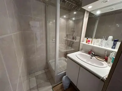 Salle de bains dans l'établissement Appartement 2 pièces, 5 couchages, parking privé, proche plage et commerces, Saint-Hilaire-de-Riez - FR-1-224C-287