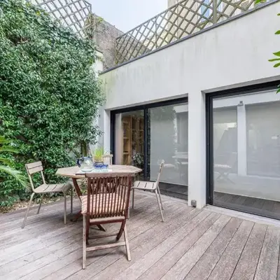 Large fully renovated 250m house