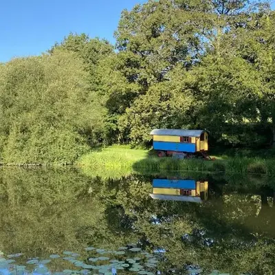 Roulotte enchantée dans le parc d'un château vendéen