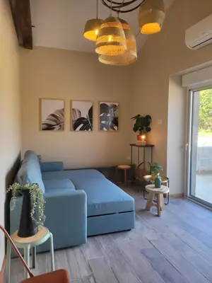 Coin salon dans l'établissement Bel des Prés - Mantéros - Piscine partagée