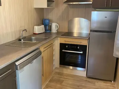 Cuisine ou kitchenette dans l'établissement Chalet 2 chambres calme, piscine, proche lac Jaunay - FR-1-783-10