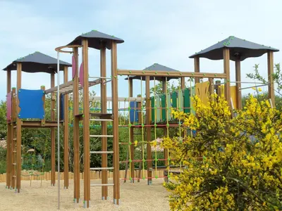 Aire de jeux pour enfants de l'établissement Chalet 2 chambres calme, proche lac et plage - FR-1-783-21