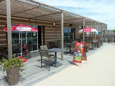 Restaurant ou autre lieu de restauration dans l'établissement Chalet calme 2 chambres avec piscine proche du lac du Jaunay - FR-1-783-20