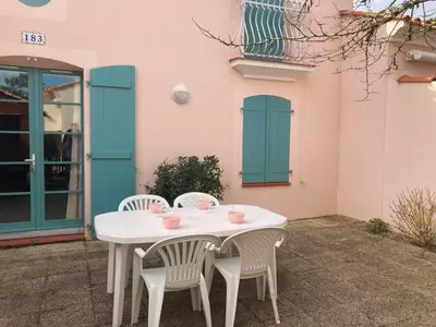 Balcon ou terrasse dans l'établissement Maison avec piscine, proche forêt et plage à Saint Jean de Monts - FR-1-323-527