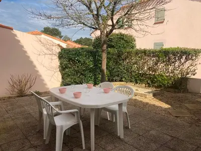 Jardin de l'établissement Maison avec piscine, proche forêt et plage à Saint Jean de Monts - FR-1-323-527