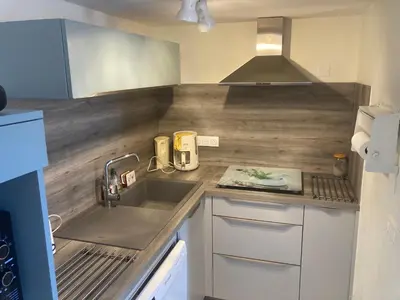 Cuisine ou kitchenette dans l'établissement Maison avec piscine, proche forêt et plage à Saint Jean de Monts - FR-1-323-527