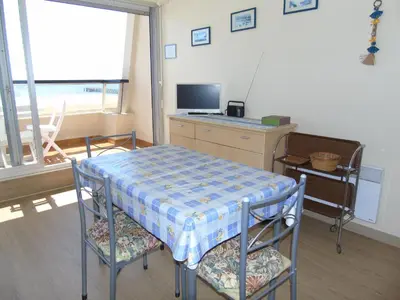 Télévision ou salle de divertissement dans l'établissement Le Voilier