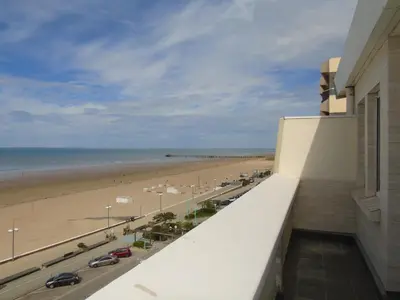 Vue générale sur la mer ou vue sur la mer prise depuis l'appartement