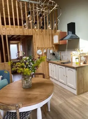 Cuisine ou kitchenette dans l'établissement Logement atypique et charmant dans les marais, studio espace ouvert