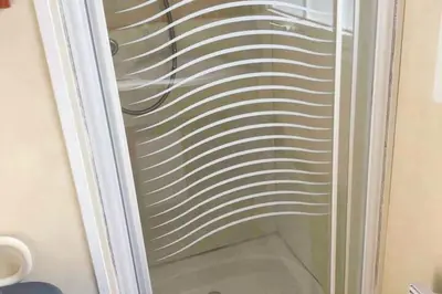 Salle de bains dans l'établissement Bungalow Charmant à La Baule, Piscine