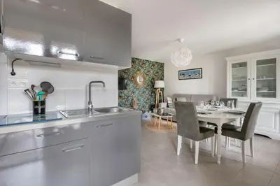Cuisine ou kitchenette dans l'établissement Appartement dans résidence calme à 100m de la plage