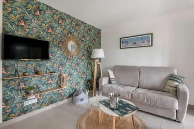 Télévision ou salle de divertissement dans l'établissement Appartement dans résidence calme à 100m de la plage