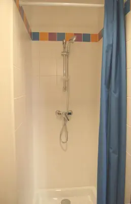 Salle de bains dans l'établissement La Brise de Mer