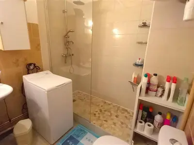 Salle de bains dans l'établissement Studio proche plage et commerces avec parking privatif - FR-1-323-528