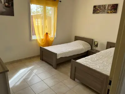 Un ou plusieurs lits dans un hébergement de l'établissement Charmante maison entre mer et forêt