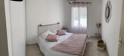 Un ou plusieurs lits dans un hébergement de l'établissement Charmante maison entre mer et forêt