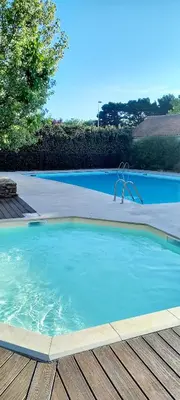 Piscine de l'établissement 3 pièces proche plage commerces et golf ou située à proximité
