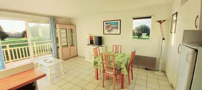 Cuisine ou kitchenette dans l'établissement 3 pièces proche plage commerces et golf