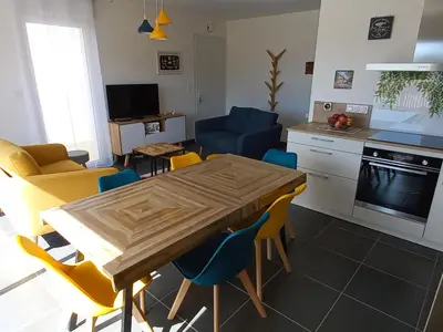 Cuisine ou kitchenette dans l'établissement Maison neuve 2024, décor moderne, proche plage, vélos gratuits, animaux admis - FR-1-323-531