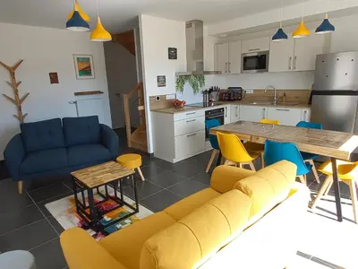 Cuisine ou kitchenette dans l'établissement Maison neuve 2024, décor moderne, proche plage, vélos gratuits, animaux admis - FR-1-323-531
