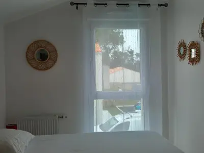 Un ou plusieurs lits dans un hébergement de l'établissement Maison neuve 2024, décor moderne, proche plage, vélos gratuits, animaux admis - FR-1-323-531