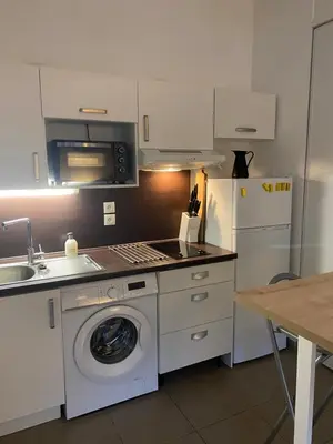 Cuisine ou kitchenette dans l'établissement Pornichet 4 personnes a 3 mns de la plage avec jardin