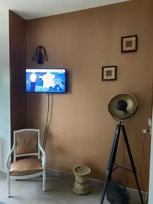 Télévision ou salle de divertissement dans l'établissement Pornichet 4 personnes a 3 mns de la plage avec jardin