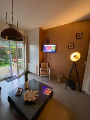 Télévision ou salle de divertissement dans l'établissement Pornichet 4 personnes a 3 mns de la plage avec jardin