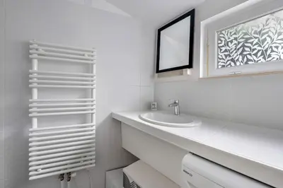Salle de bains dans l'établissement Maison pour 6 à la Bernerie à 270m de la plage