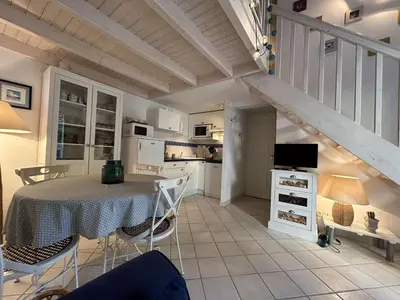 Cuisine ou kitchenette dans l'établissement Petite maison proche de l'océan avec piscine chauffée, jardin privé et parking - St Hilaire de Riez - FR-1-224C-292