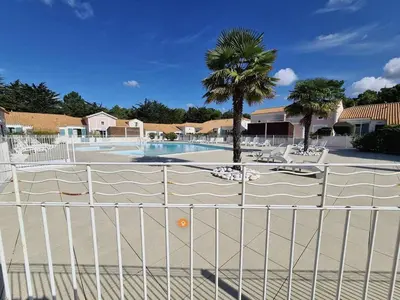 Piscine de l'établissement Petite maison proche de l'océan avec piscine chauffée, jardin privé et parking - St Hilaire de Riez - FR-1-224C-292 ou située à proximité