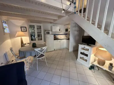 Cuisine ou kitchenette dans l'établissement Petite maison proche de l'océan avec piscine chauffée, jardin privé et parking - St Hilaire de Riez - FR-1-224C-292