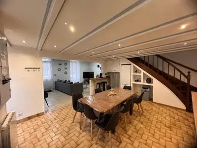 Cuisine ou kitchenette dans l'établissement Maison 8 pers -Au bon endroit - 12 min du Parc