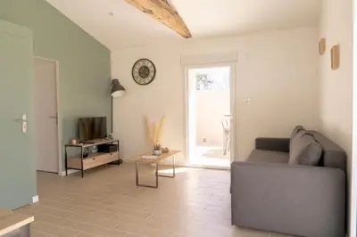 Coin salon dans l'établissement La Vie En Gîte (La Grange & Spa)