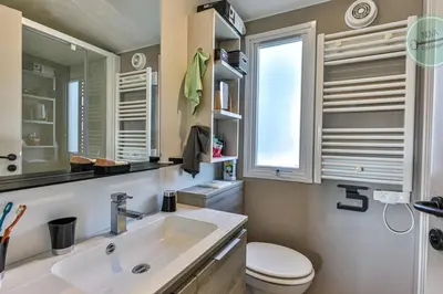 Salle de bains dans l'établissement Mobil-home dans parc résidentiel