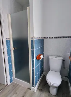 Salle de bains dans l'établissement Pied-à-terre proche du centre et commodités