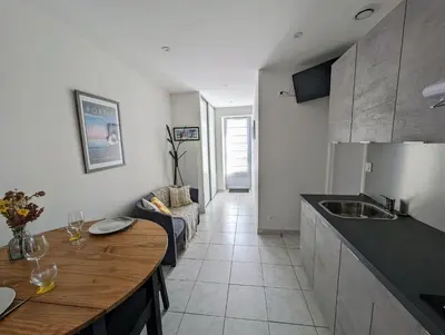 Cuisine ou kitchenette dans l'établissement Pied-à-terre proche du centre et commodités