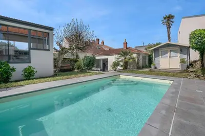 Piscine de l'établissement Maison pour 7 avec piscine à Préfailles ou située à proximité