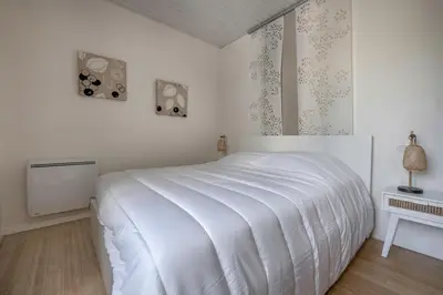Un ou plusieurs lits dans un hébergement de l'établissement Maison pour 7 avec piscine à Préfailles
