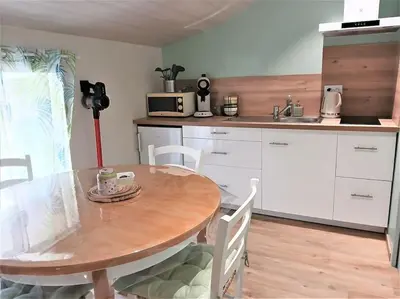 Cuisine ou kitchenette dans l'établissement Le P'tit Gîte d'Isa, 15 km du Puy du Fou