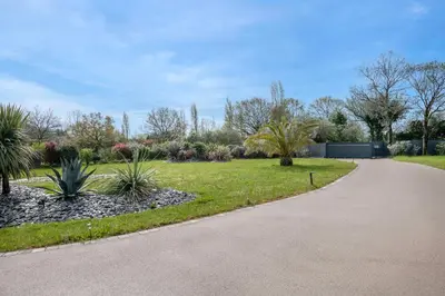 Jardin de l'établissement Maison familiale avec jacuzzi à Pornic