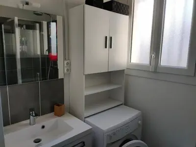 Salle de bains dans l'établissement Maison de vacances à 1200m de la plage, animaux admis - FR-1-323-535