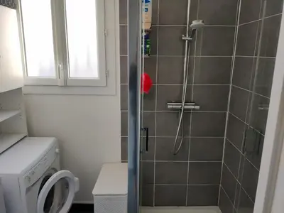Salle de bains dans l'établissement Maison de vacances à 1200m de la plage, animaux admis - FR-1-323-535