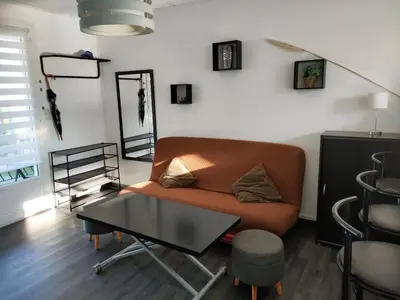 Coin salon dans l'établissement Maison de vacances à 1200m de la plage, animaux admis - FR-1-323-535