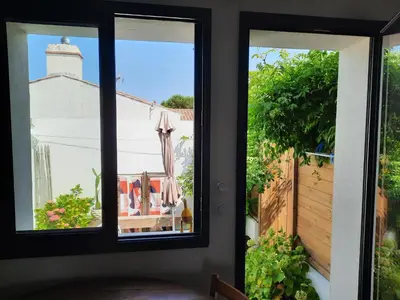 Jardin de l'établissement Cosy Studio Mezzanine 2 personnes Plage de Mardi Gras le Vieil