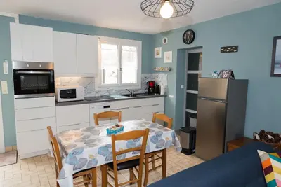 Cuisine ou kitchenette dans l'établissement Jolie maison au calme - 300m de la plage - Terrasse - Barbecue
