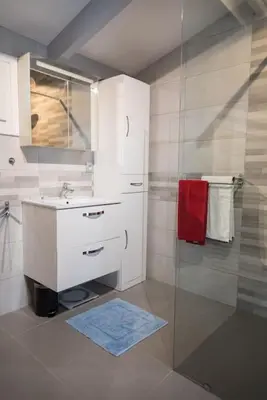 Salle de bains dans l'établissement Jolie maison au calme - 300m de la plage - Terrasse - Barbecue